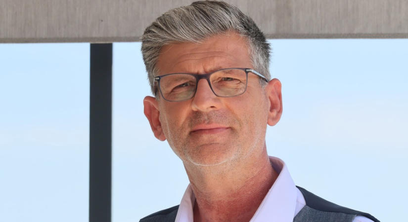 Kárász Róbert 56 évesen lett újra apa - tündéri fotón mutatta meg kislányát