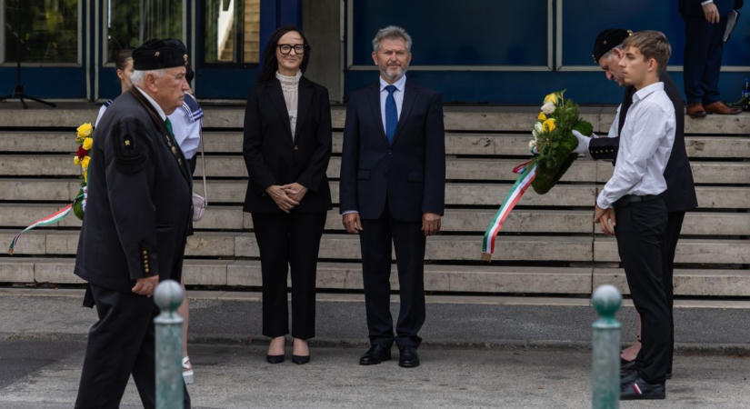 Több százan rótták le tiszteletüket a bányászok előtt Tatabányán