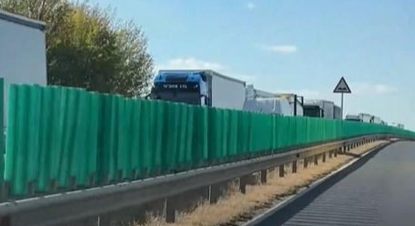 Hatalmas dugó alakult ki Székesfehérvárnál, az autópálya-felhajtóig áll a sor (videó)