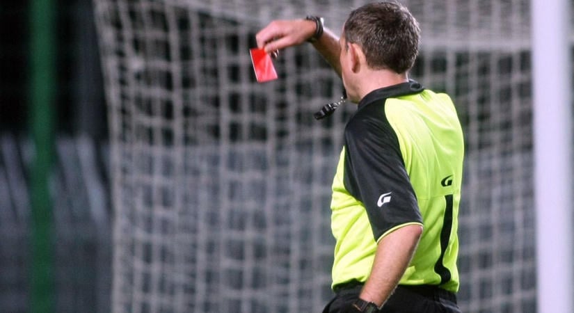 Három piros lap, egy kiütött bíró és négy év eltiltás – elszabadult a pokol a somogyi focimeccsen