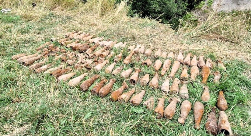Tucatnyi aknavetőgránátot találtak egy Hargita megyei erdő szélén