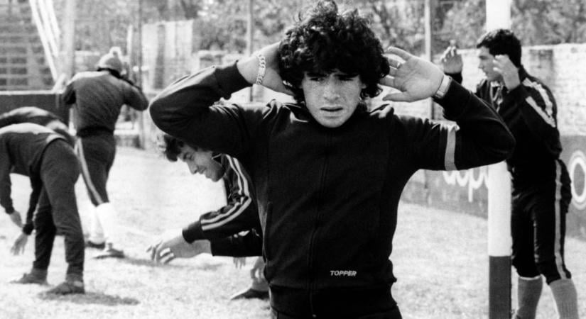 Bizarr kiállítástól egy legenda születéséig: 50 éve debütált Maradona az élvonalban