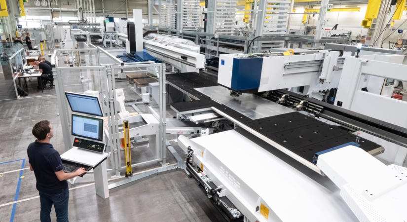 TRUMPF TruPunch 5000: új vezérlés és rugalmasabb anyagáram az automatizált lemezmegmunkáláshoz