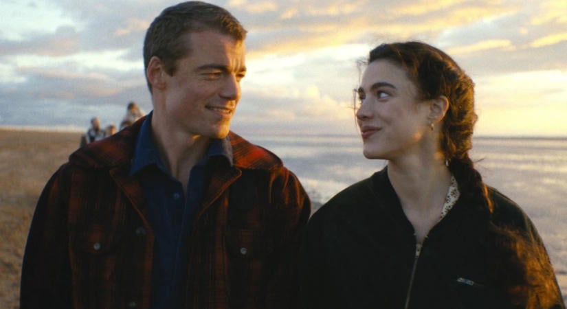 Az Életed szerelme élettel tölti meg a romantikus kliséket, de félúton megtorpan - Megnéztük Margaret Qualley új filmjét