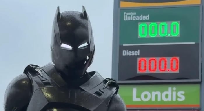 Jött Batman, és kifizette mindenki tankolását egy benzinkúton