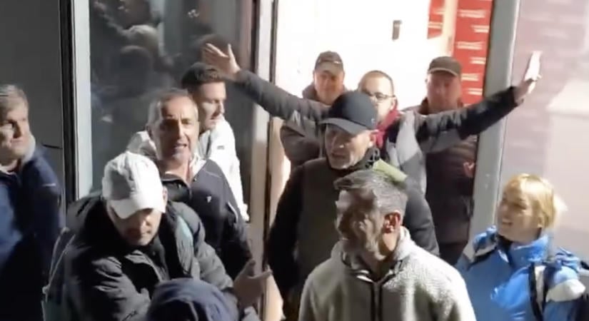 Tüntetők rontottak be Vučić propagandatévéjébe, bocsánatkérést követeltek