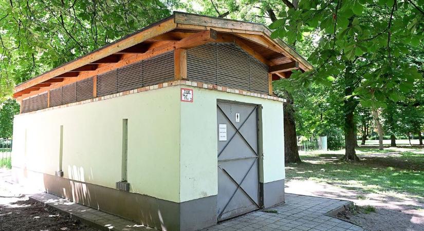 Botrány az egri vécékben: felfoghatatlan, mit dugtak az egyik ingyenes illemhelybe!
