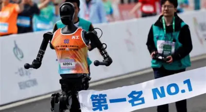 Villám, a kínai robot már gyorsabb, mint Usain Bolt