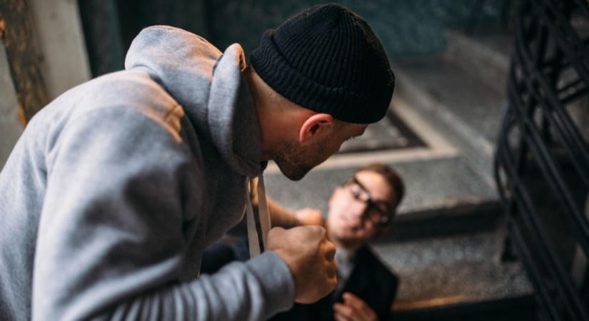 Sörért és pénzért vertek meg két férfit Pécs belvárosában – letartóztatták a támadót