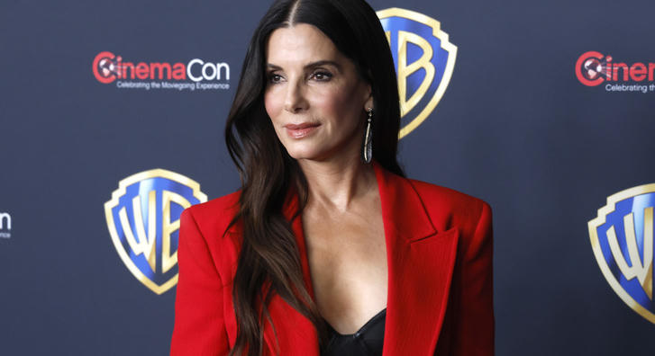 Sandra Bullock rejtélyes tetoválást villantott a vörös szőnyegen