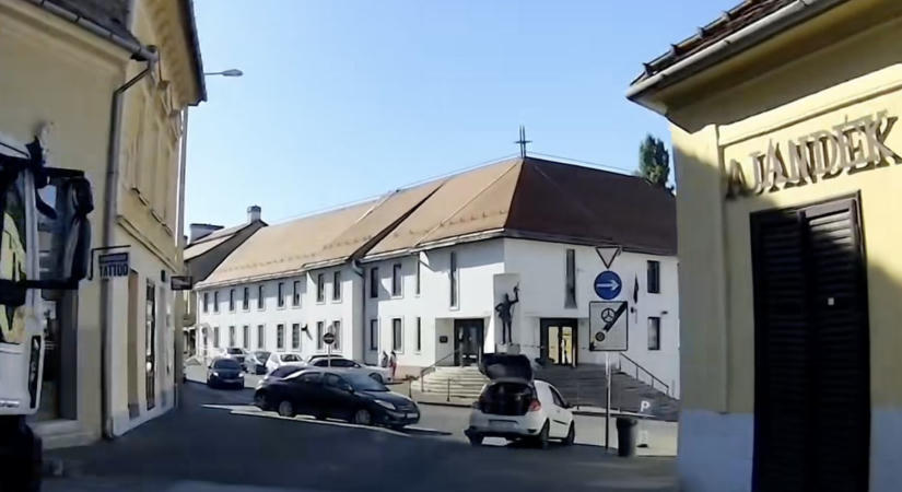 Integető csomagtérajtóval vágtatott át Egeren, miközben rendőrök elől menekült
