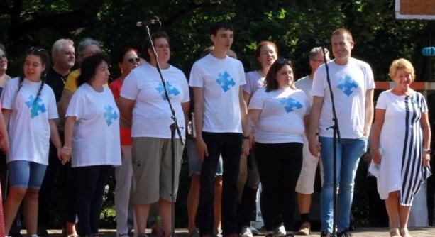 "Ragyogj Kéken!" és "Csilingelő Hangok" az autisták napján