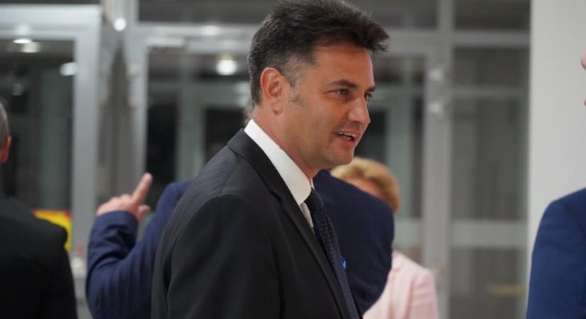 Lázár János nem ismerte volna az építésügyi szabályokat? Márki-Zay Péter szerint szó sincs erről