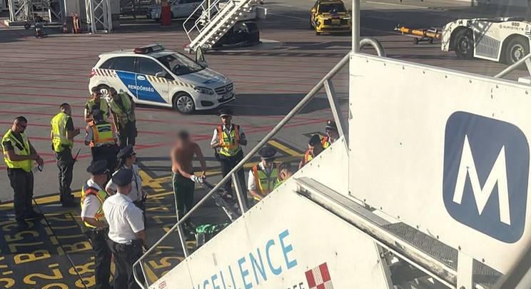 Vége: kemény választ adott a WizzAir a békajelmezbe öltözött, botrányt okozó részeg magyar utasoknak, örökös kitiltás a gépeikről!