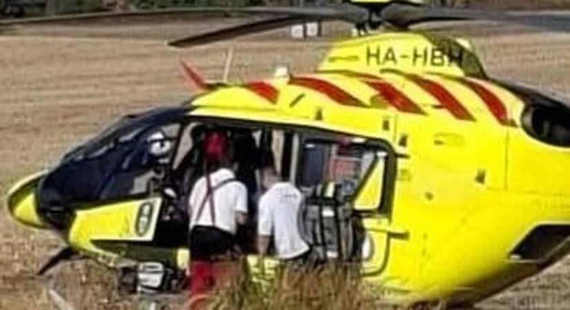 Több autó karambolozott a 26-oson, mentőhelikopter is leszállt a főút mellett – fotókkal