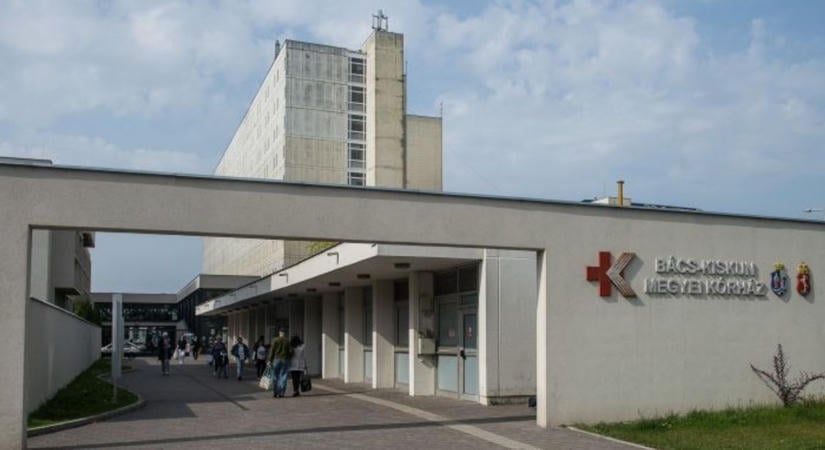 Tűzoltók lepik el az Egynapos Sebészet épületét Kecskeméten