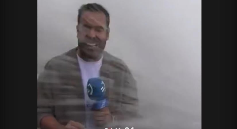 Mindenki lefagyott a stúdióban: élő adásban sodorta el a tévéstábot az embertelen hullám - videó