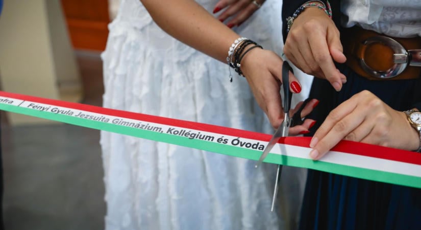 Nem festmény került egy miskolci gimnázium falára – szó szerint élet borítja - képekkel