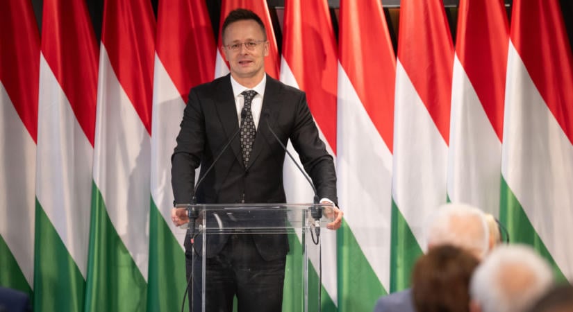 Hétfőn már kivallatnák Szijjártó Pétert, nemzetbiztonsági kérdésekre kell válaszolnia