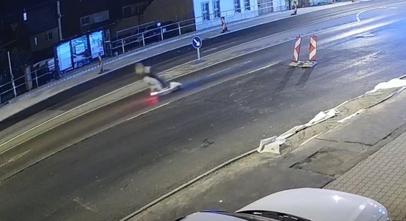 Ezért nem szabad ittasan rollerezni, főleg párosban (videóval)