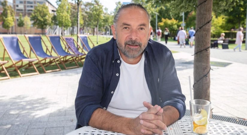Balesetet szenvedett Zsidró Tamás a Balatonnál, szirénázó mentő vitte kórházba
