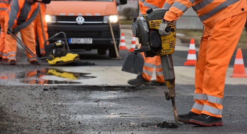 Félpályás lezárásra kell számítani a 32-es főúton, Alattyán térségében