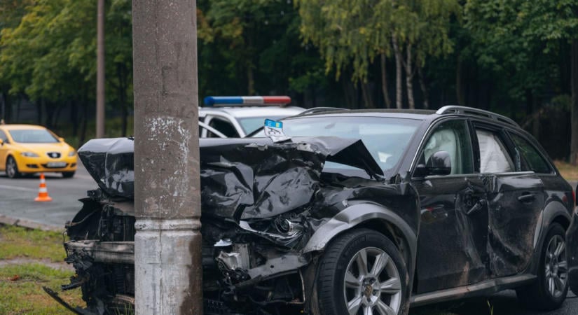 Súlyos fejsérülést szenvedett a férfi Diósviszlón, miután a kocsija tetejére zuhant a kidöntött villanyoszlop