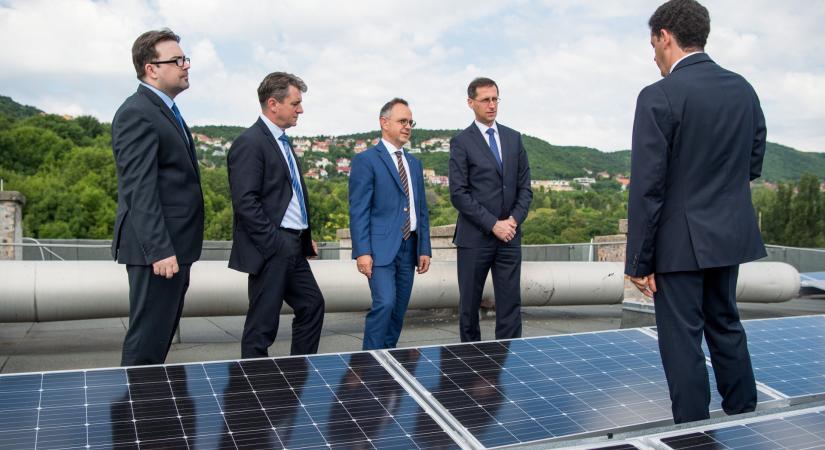 A Tisza megtartotta az Orbán-kormány egyik kulcsemberét, akit most petcióval próbálnak lemondatni a saját alkalmazottai