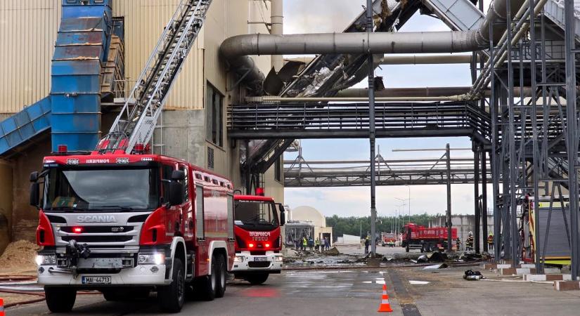 Brassó: már nincsenek aktív tűzfészkek fafeldolgozó üzemnél (VIDEÓ)
