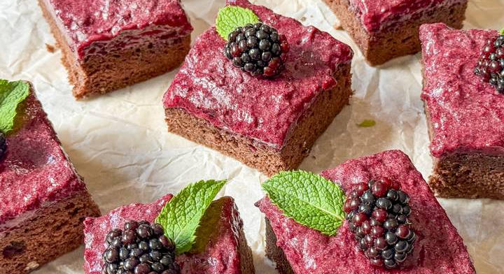 Szederhabos kocka: puha kakaós piskótára kerül a gyümölcsös krém