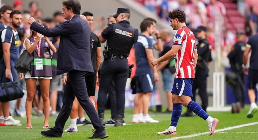 Az Atlético Madrid játékosai a szurkolóktól búcsúztak, míg Julián Álvarez bevonult az öltözőbe