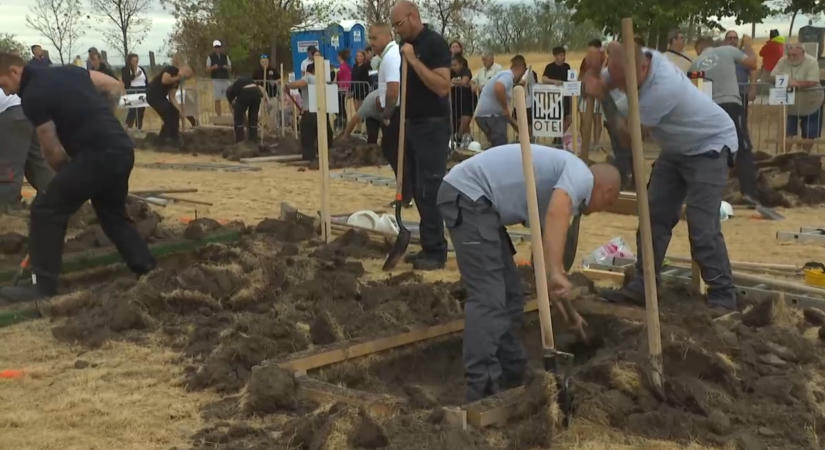 Csákány, lapát és mérőszalag: így versenyeztek a profi sírásók Nyergesújfalun