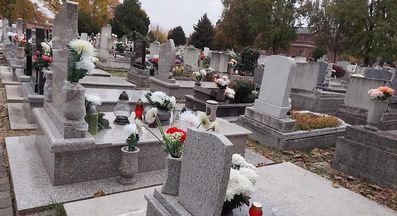 Mindenszentek Szolnokon: hosszabb temetői nyitvatartás, céljáratok és ingyenes parkoló