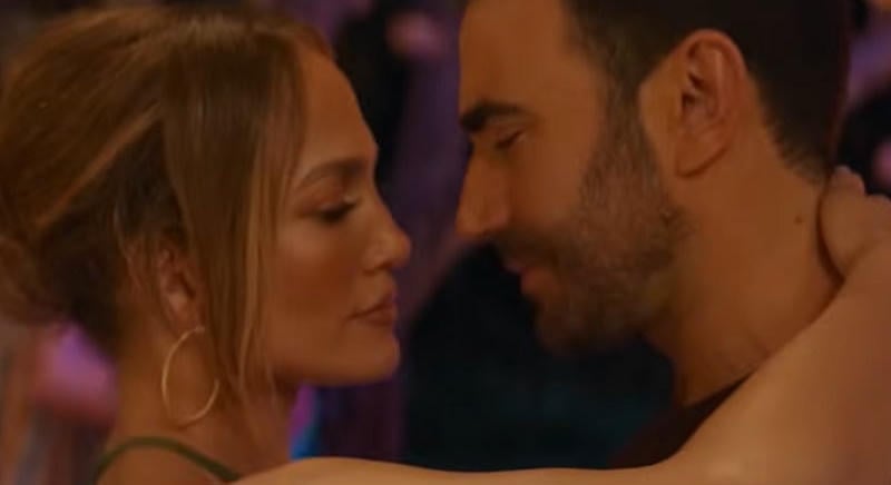 Ezzel a fiatalabb férfival randizgat Jennifer Lopez