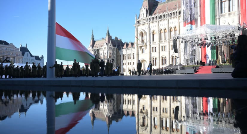 Az Országház előtt felvonták a nemzeti lobogót