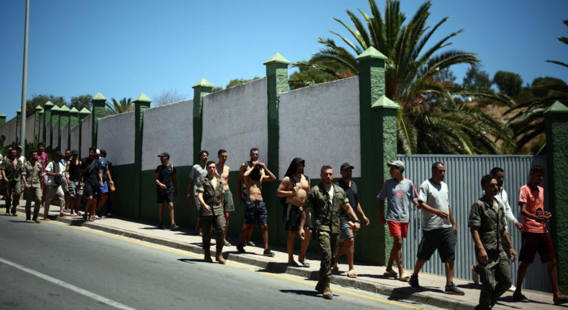 A keményedő Európának Ceuta csak ürügy volt, a különutasság miatt vették össztűz alá Spanyolországot