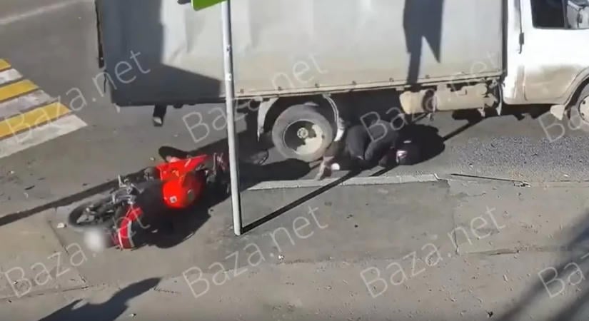 Videón a horrorfilmbe illő baleset: átmentek a motoroson, majd jött a nem várt fordulat