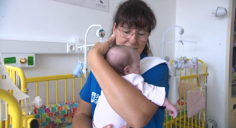 Első születésnapját is a kórházban ünnepelte egy kisbaba – az SOS Gyermekfalu önkéntesei segítenek a csecsemőknek