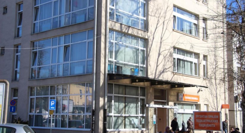 Leszakadt a plafon a tanteremben, egy kisdiák megsérült