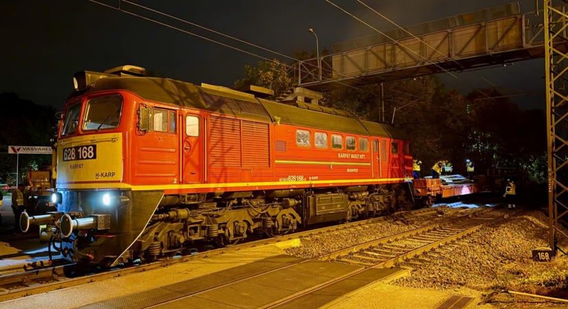 Közel 880 tonna zúzott követ mozgatnak meg az 1-es vasútvonalon – 600 méteren javul a pálya állapota
