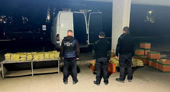 Több mint 650 kilogramm, feltehetően kratomot tartalmazó növényi anyagot találtak a magyar határnál