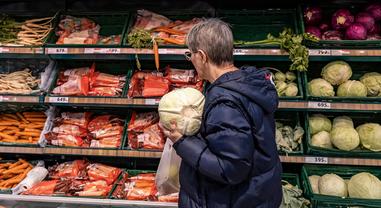 Hiába „kényszerítette térdre" a kormány az inflációt, továbbra is alig költünk a boltokban