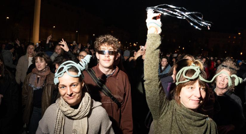 „Egyikünknek igaza van, a másik Horváth László” – tánccal tiltakoztak a Kossuth téren a kormány drogpolitikája ellen