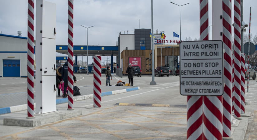 Kongatják a vészharangot, egyre közelebb a háború: semleges országot ért találat Ukrajna szomszédjában