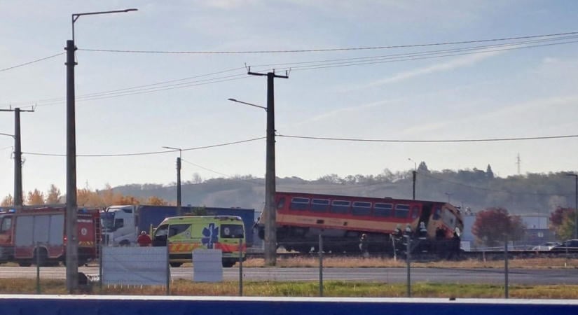 Autóval ütközött, majd kisiklott egy vonat Nyergesújfaluban