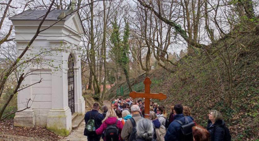 Százan indultak el a Csallóközből a nagyböjti autóbuszos-gyalogos zarándoklatra