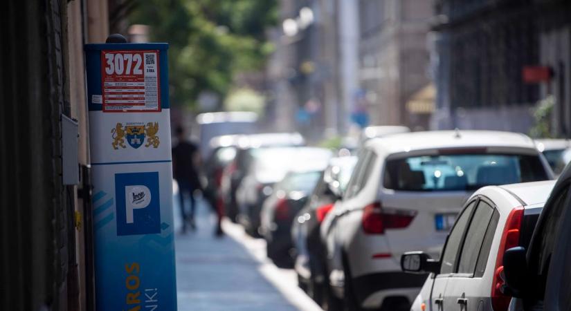 Július 1-től jelentősen emelkednek a parkolási díjak a fővárosban – és már csak mobillal fizethetünk