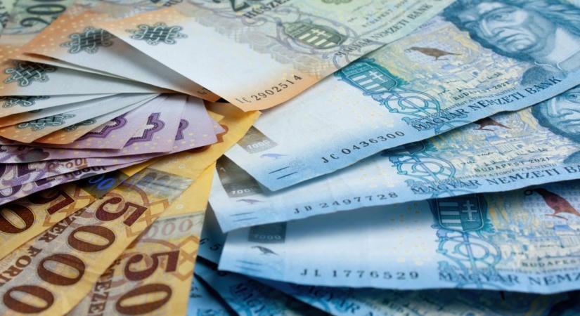 Ismét nagyot változott a forint árfolyama, így áll most a főbb devizákkal szemben