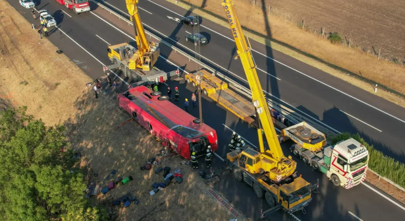 Másodpercekre hunyhatta le a szemét a buszsofőr, tizenketten haltak meg miatta