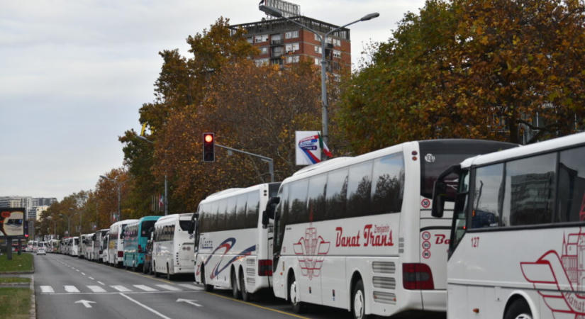A haladók užicei gyűlése után megrongálták a Bečejprevoz egyik autóbuszát